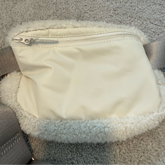Lululemon Everywhere Fleece Belt Bag - Picture 7 of 10